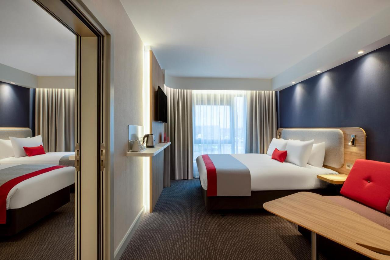 Holiday Inn Express Cambridge West - Cambourne By Ihg Exteriör bild