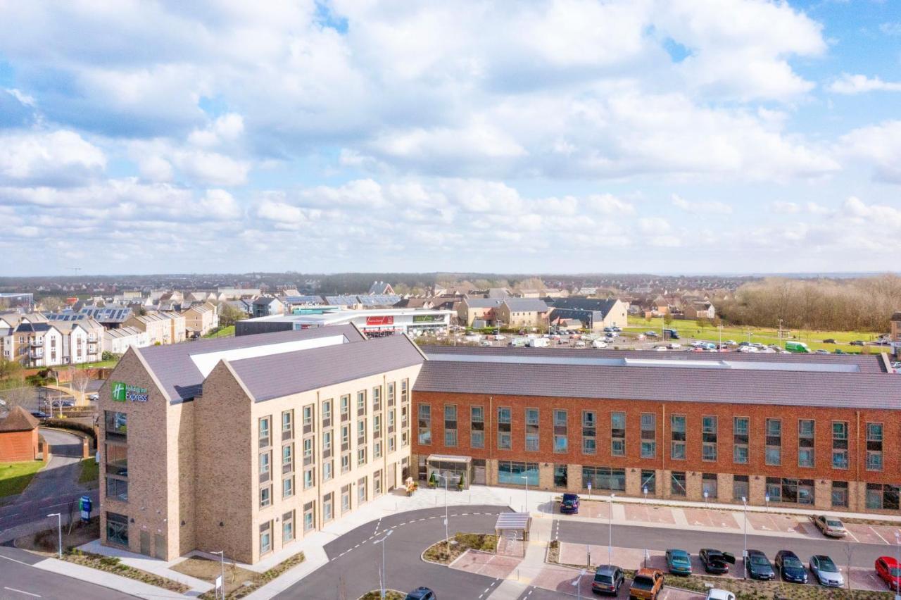 Holiday Inn Express Cambridge West - Cambourne By Ihg Exteriör bild
